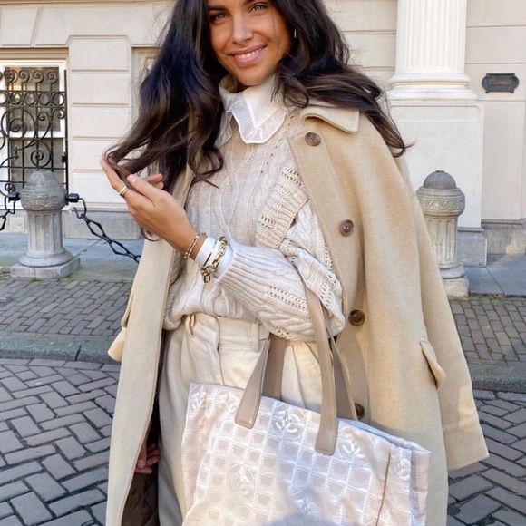 CHANEL Handbags - Price-firm CHANEL Handbag shoulder logo pink